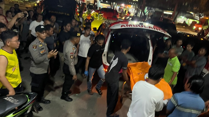 Personl Polsek Pangkalankerinci mengevakuasi jenazah ST yang ditemukan meregang nyawa di dalam kamar kosnya di Jalan Lintas Timur, tepatnyadi belakang loket bus Intra Kota Pangkalankrinci.