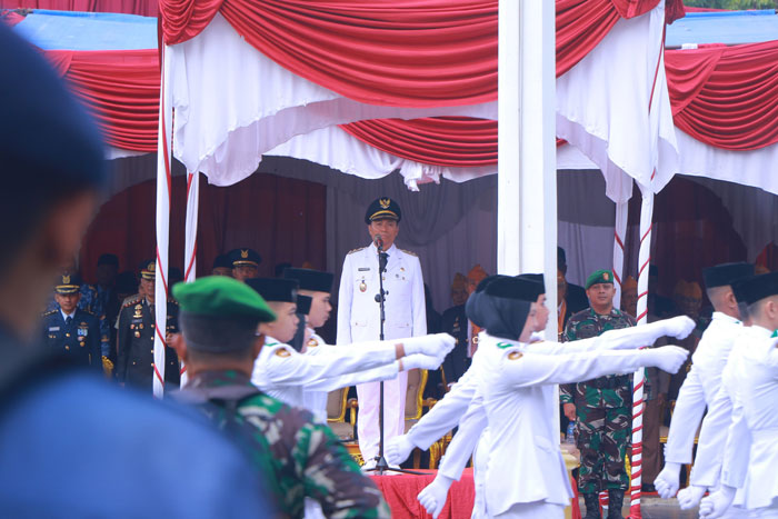 Wakil Wali Kota (Wawako) Pekanbaru, Markarius Anwar, berdiri tegap memimpin upacara peringatan Hari Pahlawan