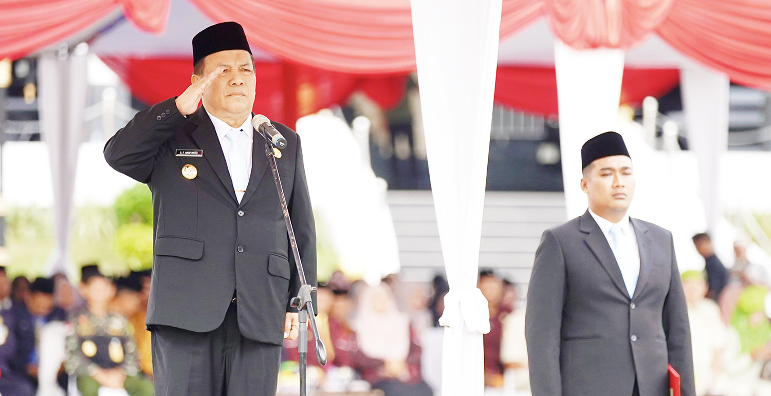 Pelaksana Tugas Gubernur Riau SF Hariyanto saat memimpin upacara peringatan Hari Pahlawan di Halaman Kantor Gubernur Riau, Senin (10/11/2025).