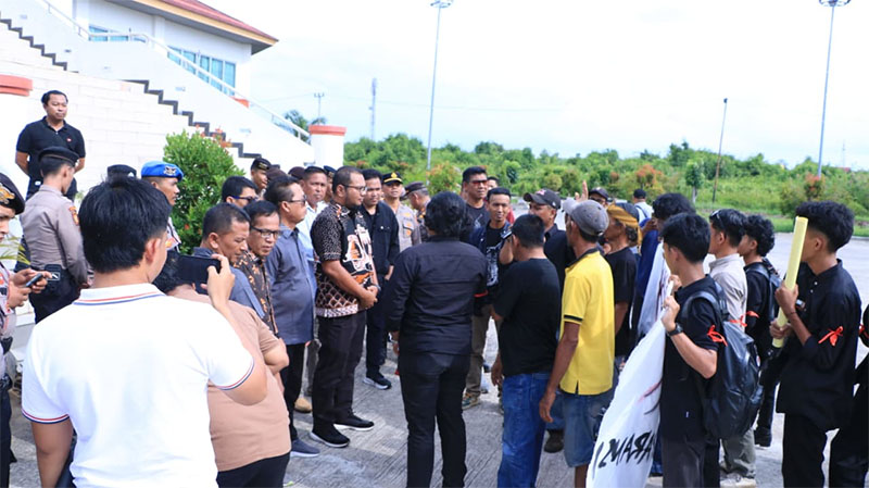 Puluhan massa dari aliansi KAMI menggelar unjuk rasa di depan gedung DPRD Inhil dalam menyuarakan kejanggalan dalam OTT KPK terhadap Gubri Abdul Wahid, Selasa (11/11/2025).