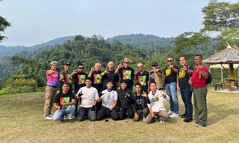 Ketua MKA LAMR, Datuk Seri H Raja Marjohan Yusuf didampingi Kepala Balai TNBT, Dr Gebyar Andyono foto bersama dengan rombongan dalam kunjungan ke TNBT, Selasa (11/11/2025).