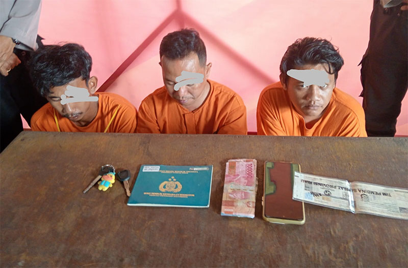 Tiga pelaku curanmor diamankan Polsek Pangkalan Kerinci beserta barang bukti.