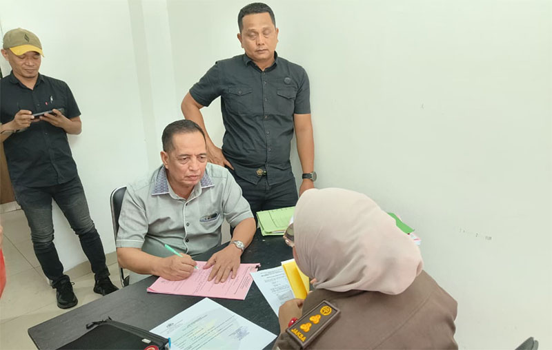 Asri Auzar menjalani Proses Tahap II Perkara dugaan penggelapan di Kejari Pekanbaru, Selasa (11/11/2025).