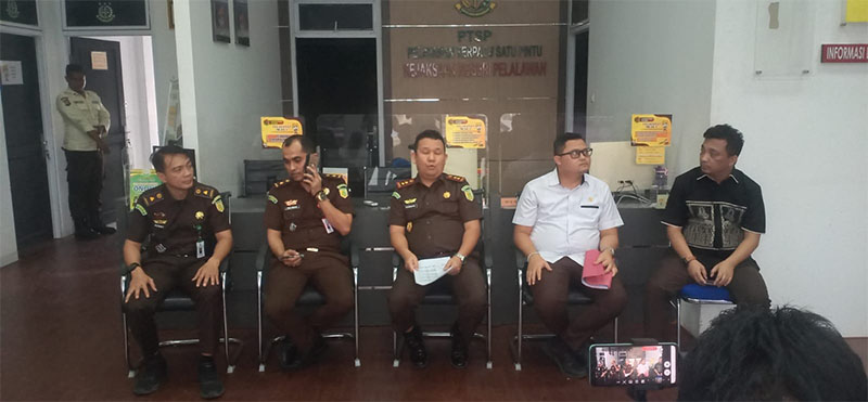 Kejari Pelalawan, Siswanto bersama para Kasi menyampaikan proses penanganan kasus dugaan penyimpangan pupuk subsidi, Selasa (11/11/2025) di ruang PTSP Kejari Pelalawan.