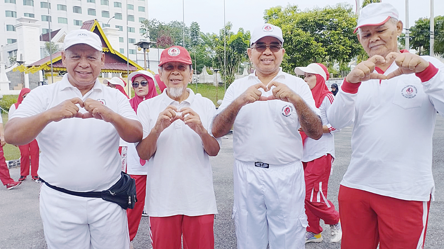 Ketua Yayasan Jantung Indonesia Cabang Riau Ir H Syahroni Tua MM (dua kanan) bersama peserta mengikuti Senam Jantung Sehat Massal di halaman Kantor LAM Riau, Jalan Diponegoro, Pekanbaru, Ahad (9/11/2025) pagi.