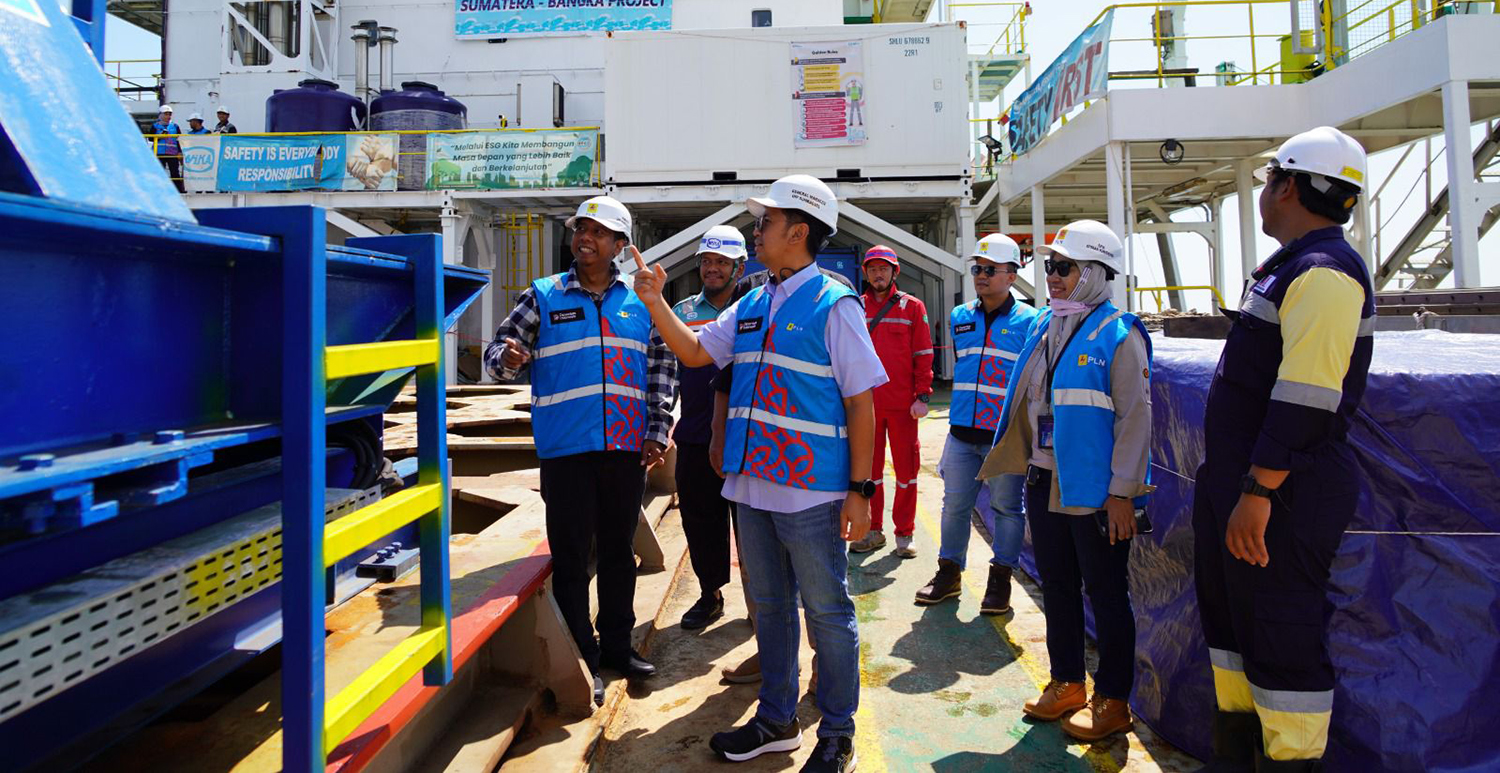 General Manager PLN Unit Induk Pembangunan Sumatera Bagian Selatan Zaky Adikta (tiga kiri) saat melakukan inspeksi ke  cable laying vessel yang digunakan dalam proses pemulihan SKLT Sirkit II interkoneksi Sumatera-Bangka.