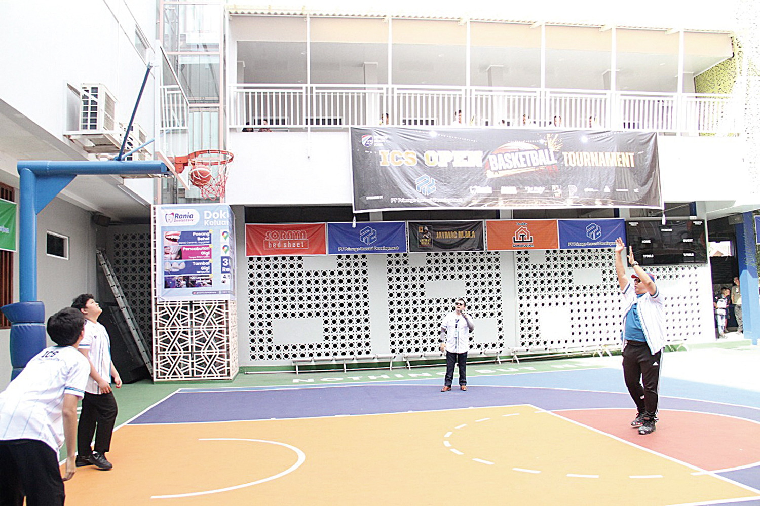 Direktur Sekolah ICS Romy Charles Adam melakukan tembakan (shooting) pertama sebagai simbolis dibukanya kompetisi ICS Open Basketball Tournament 2025 di Sekolah ICS, Senin (10/11/2025).