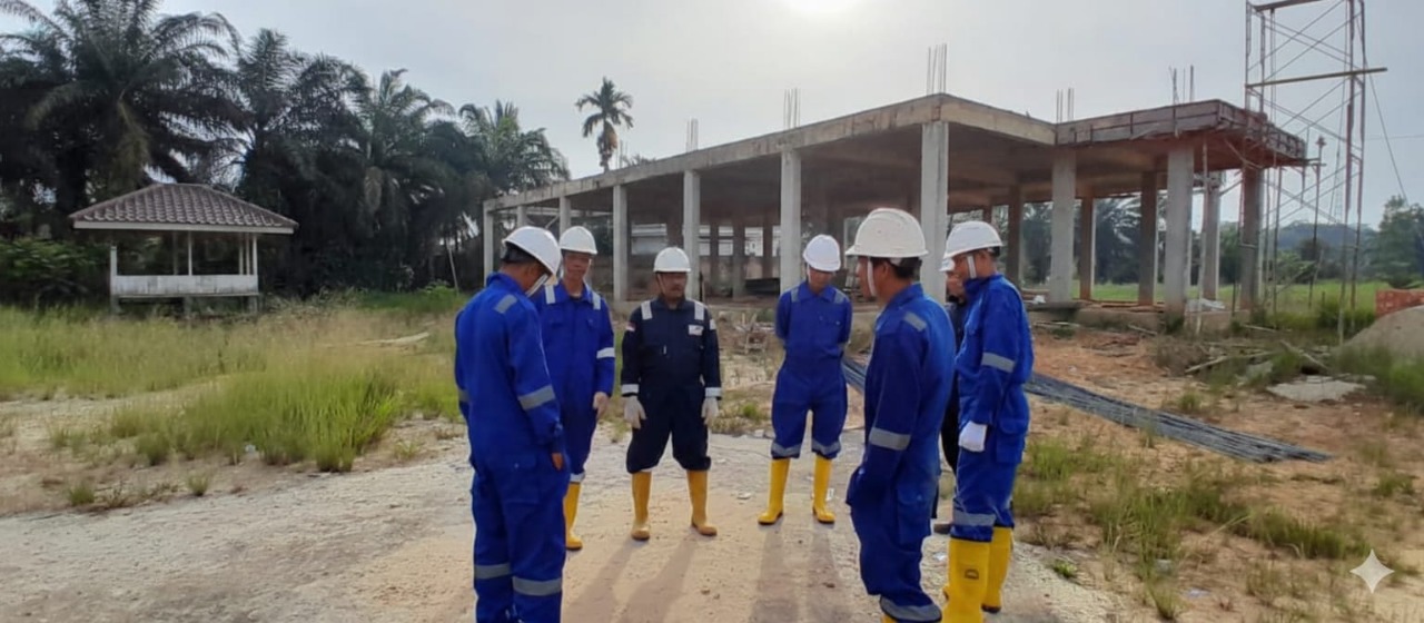 Para pekerja sedang melakukan briefing dengan latar belakang Pondok Tahfizul Quran Al-Hidayah, Langgam