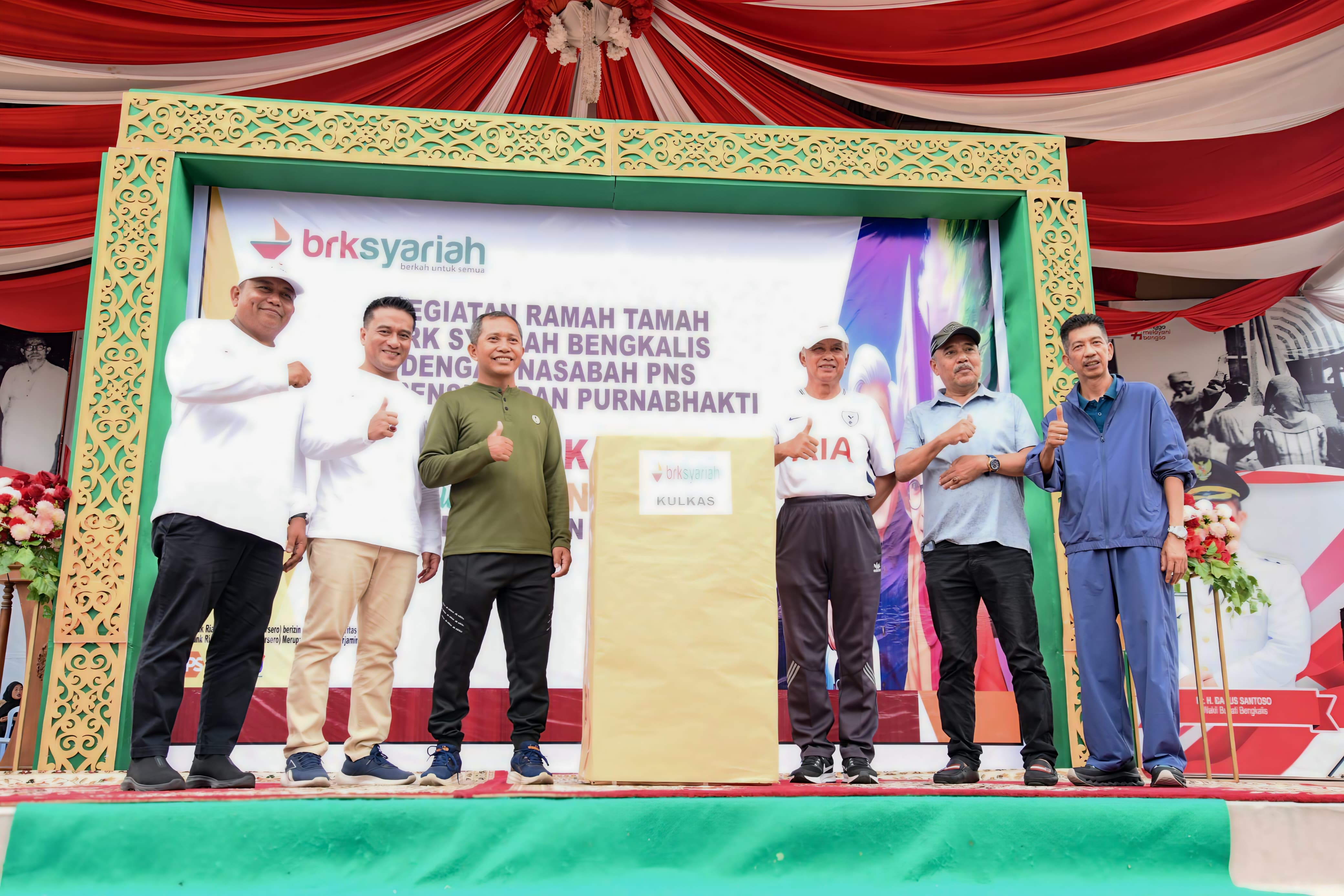 BRK Syariah Cabang Bengkalis merangkul ratusan nasabah pra-pensiun dan purnabakti, melalui acara ramah tamah yang dan senam bersama di pusatkan di Lapangan Tugu Bengkalis, Senin (10/11/2025).