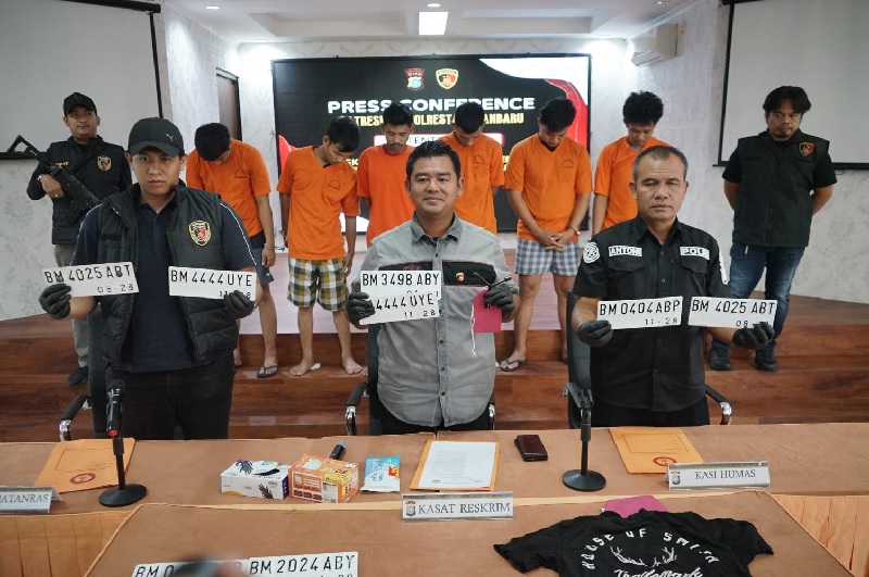 Kasatreskrim Polresta Pekanbaru Kompol Berry Juana Putra (tengah) didampingi Kasi Humas Iptu Antoni Siregar (kanan), Kanit Jatanras Ipda Muhammad Rizqi Indra Setiawan perlihatkan BB saat ekspose.