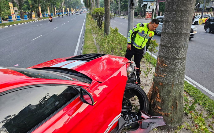 Petugas kepolisian saat melakukan olah TKP dilokasi kejadian, pada Selasa (11/11/2025) pagi.