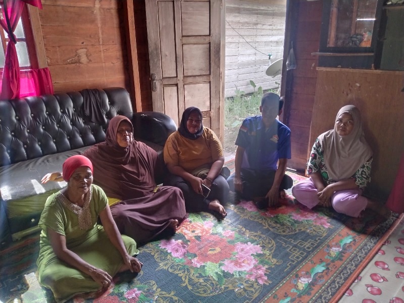 Sebagian keluarga dari nelayan yang ditahan otoritas Malaysia di kediaman di Jalan Karang Anyer Kepenghuluan Bagan Punak Meranti, Bangko, Selasa (11/11/2025).