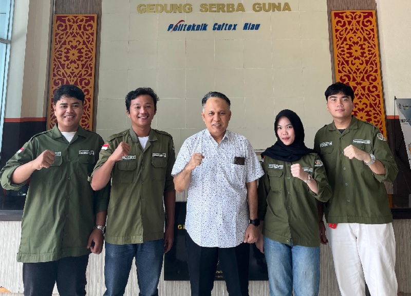 Tim Darnakel beranggotakan Ardian Dwi Syahputra, Daniel Simatupang, Ruth Delila Aritonang, dan M Haekal Aulia, mahasiswa Program Studi Teknologi Rekayasa Mekatronika foto bersama dosen pembimbing.