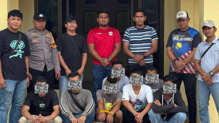 Polisi mengamankan satu pelaku saat penggerebekan tempat penampungan TKI ilegal di Kecamatan Rupat Utara Bengkalis