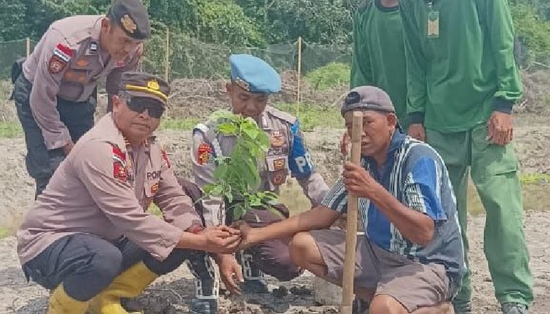 Kapolsek Rupat AKP Faisal menanam pohon pelindung di Kampung Tangguh Polsek Rupat, Kelurahan Batu Panjang, Senin (10/11/2025) pagi.