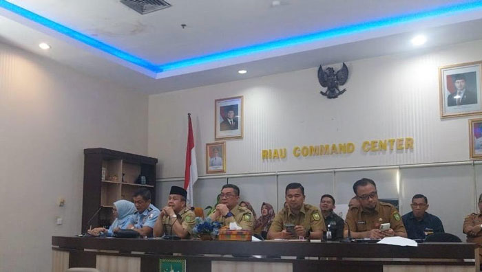 Sekdaprov Riau Syahrial Abdi saat mengikuti rapat pengendalian inflasi di kantor gubernur Riau, Selasa (11/11/2025).