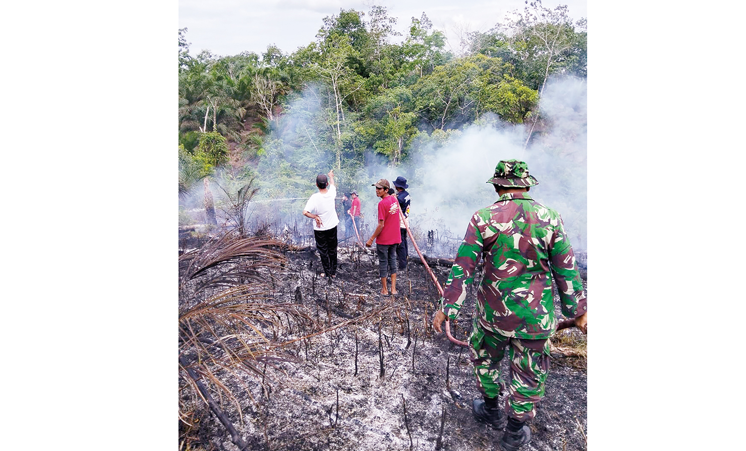 Petugas gabungan berusaha  memadamkan api yang membakar lahan di Desa Kepala Pulau, Kecamatan Kuantan Hilir, Kabupaten Kuantan Singingi, Selasa (11/11/2025).