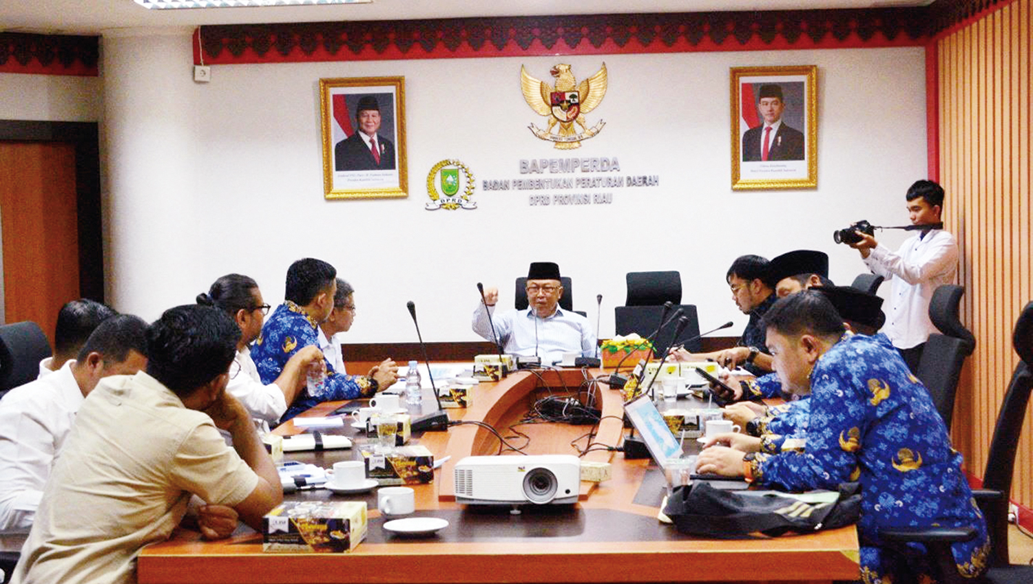 Ketua Bapemperda DPRD Provinsi Riau Sunaryo saat memimpin rapat pembahasan Evaluasi Naskah Akademik Program Pembentukan Peraturan Daerah Tahun 2025 dan persiapan konsultasi ke Kementerian Lingkungan Hidup dan Kehutanan terkait Rencana Tata Ruang Wilayah
