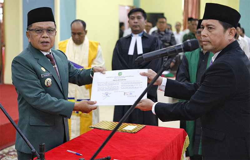Bupati H Asmar menyerahkan SK Penetapan Kepala Dinas Kesehatan kepada Ade Suhartian, Rabu (12/11/2025).