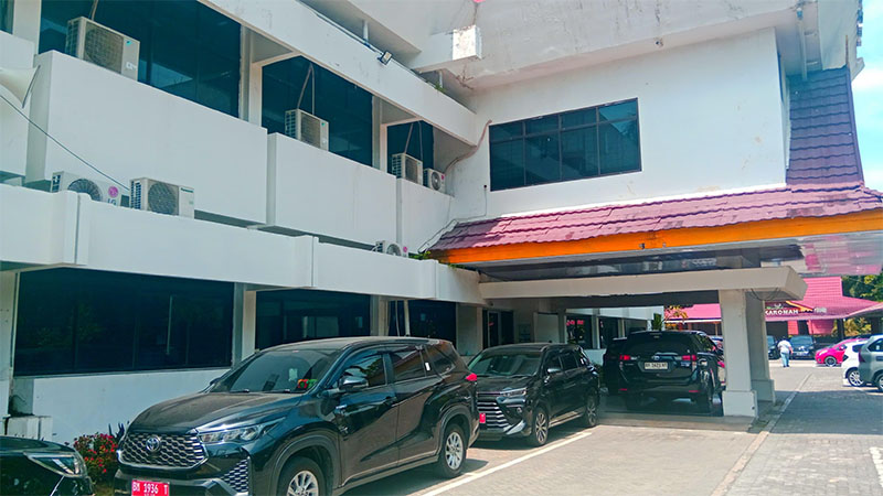 Kendaraan yang digunakan tim KPK terparkir di depan kantor BPKAD Riau, Rabu (12/11/2025)