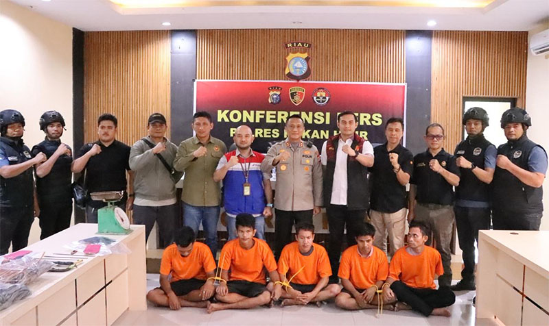 Kegiatan press release pengungkapan kasus pencurian kabel reda PHR di Mapolres Rohil di Ujung Tanjung, Rabu (12/11/2025).