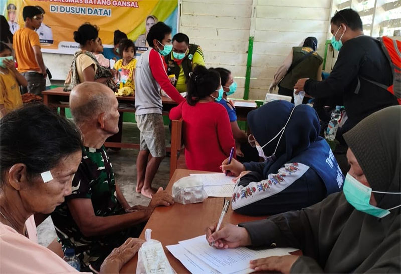 Diskes Inhu saat melakukan pengobatan masal terhadap warga Dusun Datai, belum lama ini.