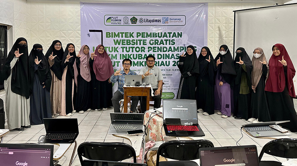 Para peserta dan pembicara foto bersama usai Bimtek Pembuatan Website Gratis di aula Lembaga Bimbingan Belajar Widya Arisya (WIDYS), Kota Pekanbaru, Selasa (11/11/2025).