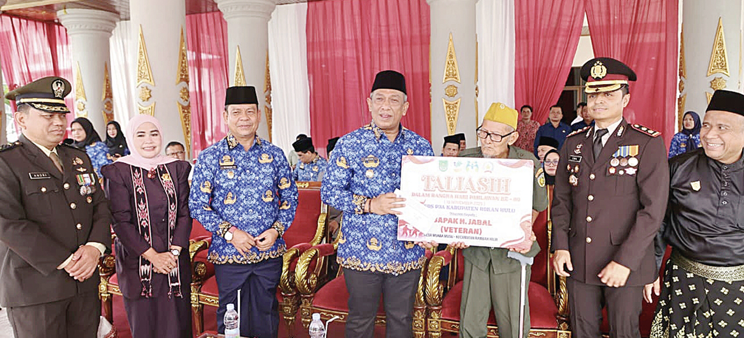 Bupati Rohul Anton ST MM menyerahkan tali asih kepada salah seorang veteran bernama H Jabbal dalam rangkaian upacara peringatan Hari Pahlawan tingkat kabupaten di halaman Kantor Bupati Rohul, Senin (10/11/2025).