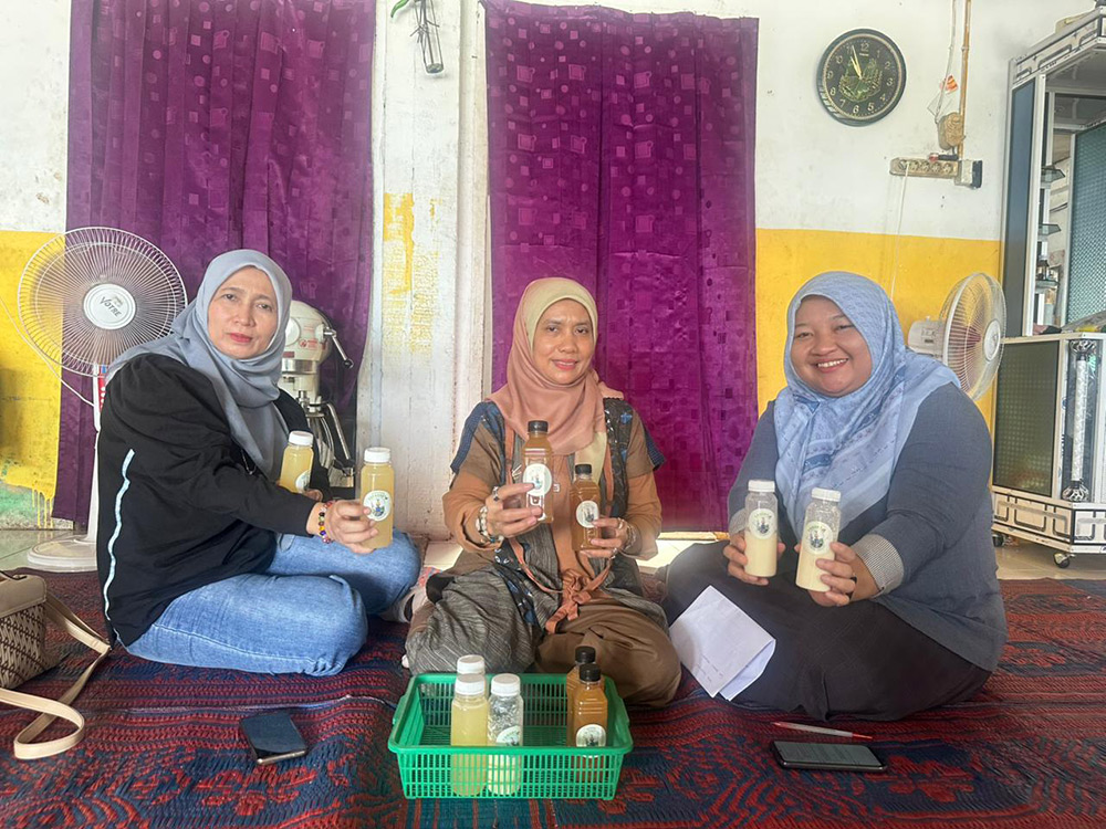 Tim pengabdian dosen Unri saat memperlihatkan hasil pengolahan limbah nanas menjadi eco-enzyme, tepache dan yogurt, baru-baru ini.