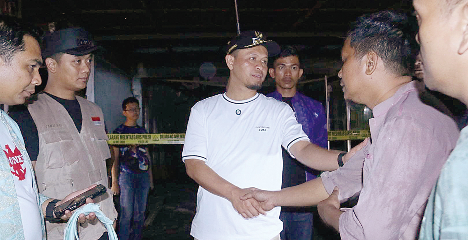 Wako Pekanbaru Agung Nugroho saat menemui warga korban kebakaran di Pekanbaru,  beberapa waktu lalu.