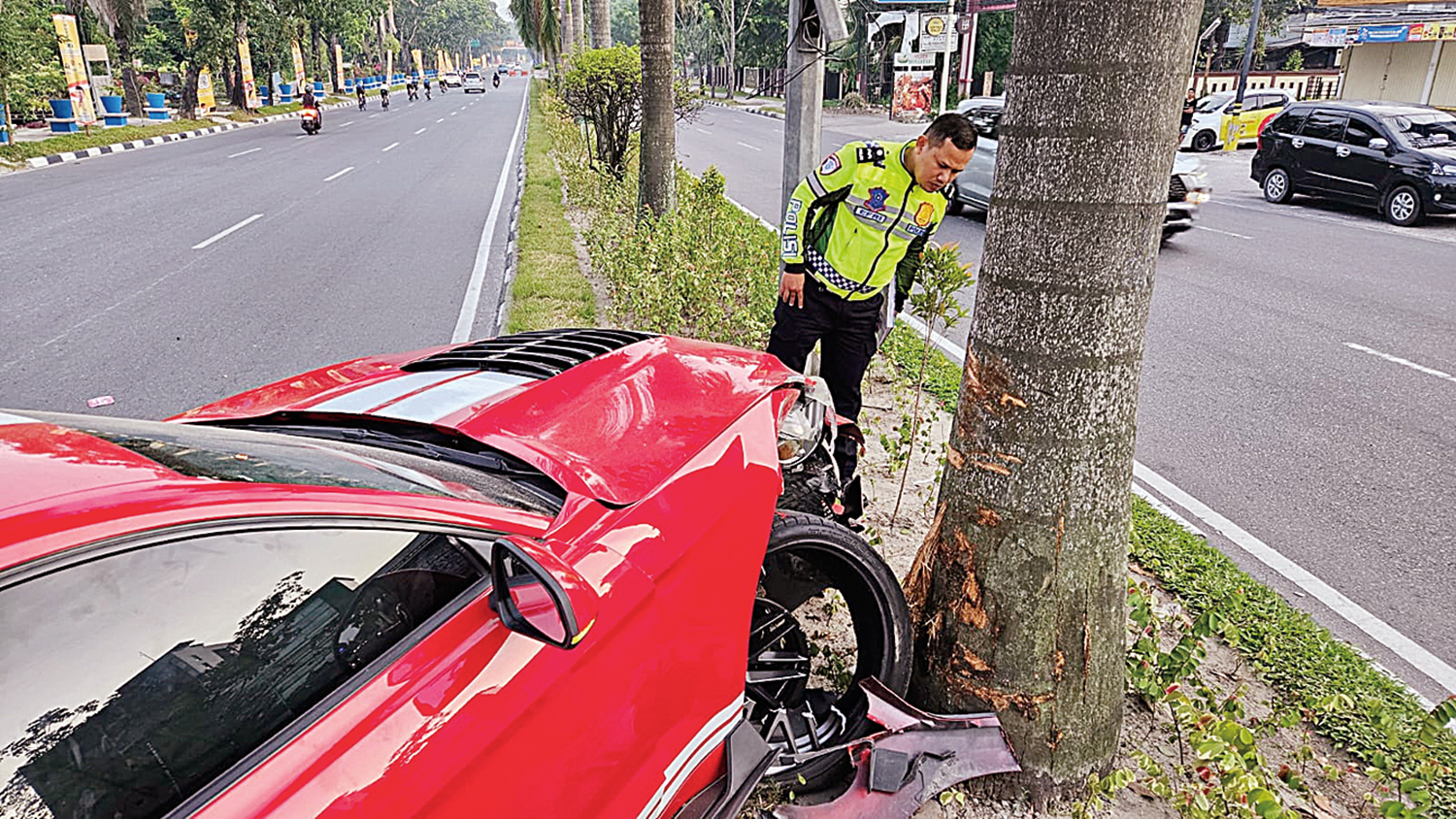 Petugas kepolisian melakukan olah TKP di lokasi kejadian kecelakaan di Jalan Jenderal Sudirman, tepatnya di depan Hotel Batiqa, Pekanbaru, Selasa (11/11/2025) pagi.