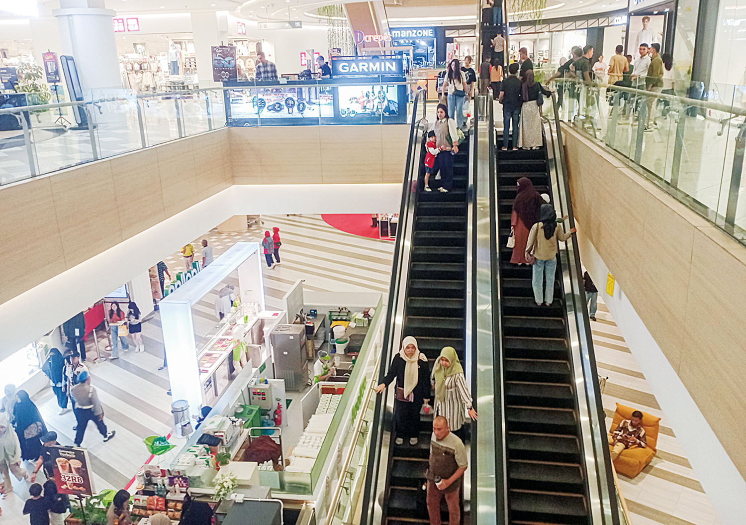 hari libur pusat  perbelanjaan&nbsp;mal&nbsp;Living World Pekanbaru&nbsp;selalu ramai&nbsp;pengunjung dari dalam dan maupun pengunjung dari luar kota Pekanbaru.&nbsp;Kamis (1/5/2025). ft DEFIZAL / Riau Pos