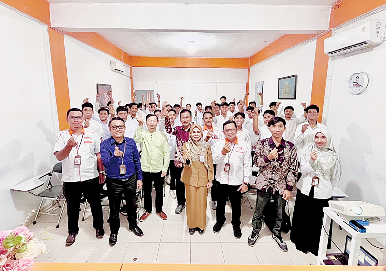 Kabid PAUD dan PNF Disdik Pekanbaru Reni Bafita SSos MSi (empat kanan), Direktur LKP RCM Amiruddin M Amin SE MM (tiga kanan), beberapa mitra kerja, instruktur, staf,  peserta orientasi dan undangan lainnya foto bersama  setelah orientasi PKW 2024 di Aula
