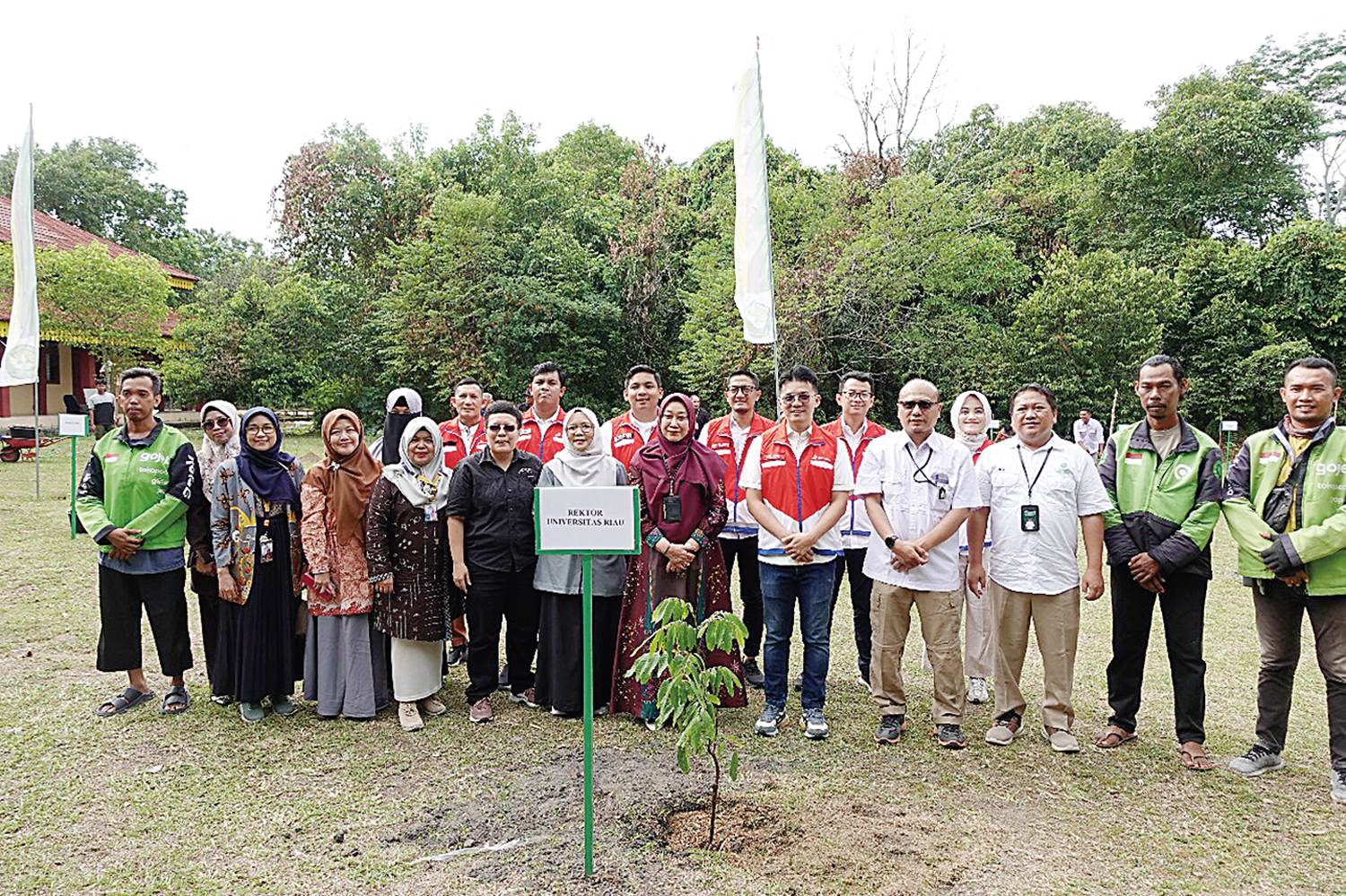 Pihak Pertamina Patra Niaga bersama Unri dan DLHK (bagian depan), berfoto bersama usai aksi tanam pohon di Fakultas Ekonomi dan Bisnis Unri,  Selasa (11/11/2025).