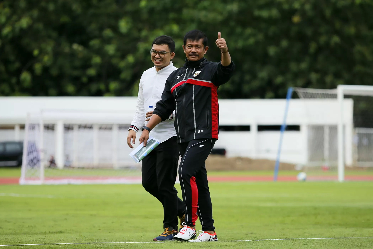 Pelatih tim nasional Indonesia U-23 Indra Sjafri berjalan pada sesi latihan di Stadion Madya, Jakarta, Selasa (11/11/2025).