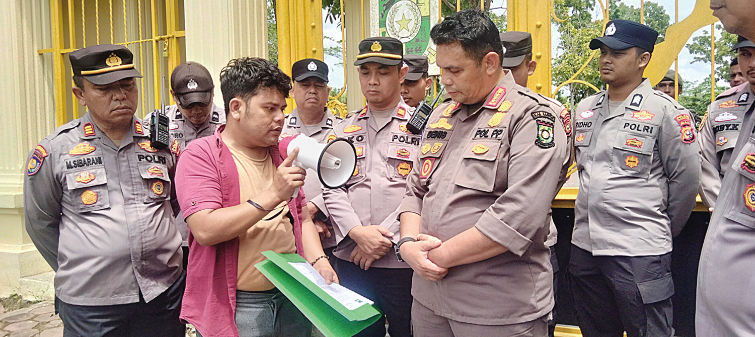 Massa APMBR menggelar aksi di depan gerbang masuk kantor Bupati Kampar di Bangkinang, Selasa (11/11/2025).