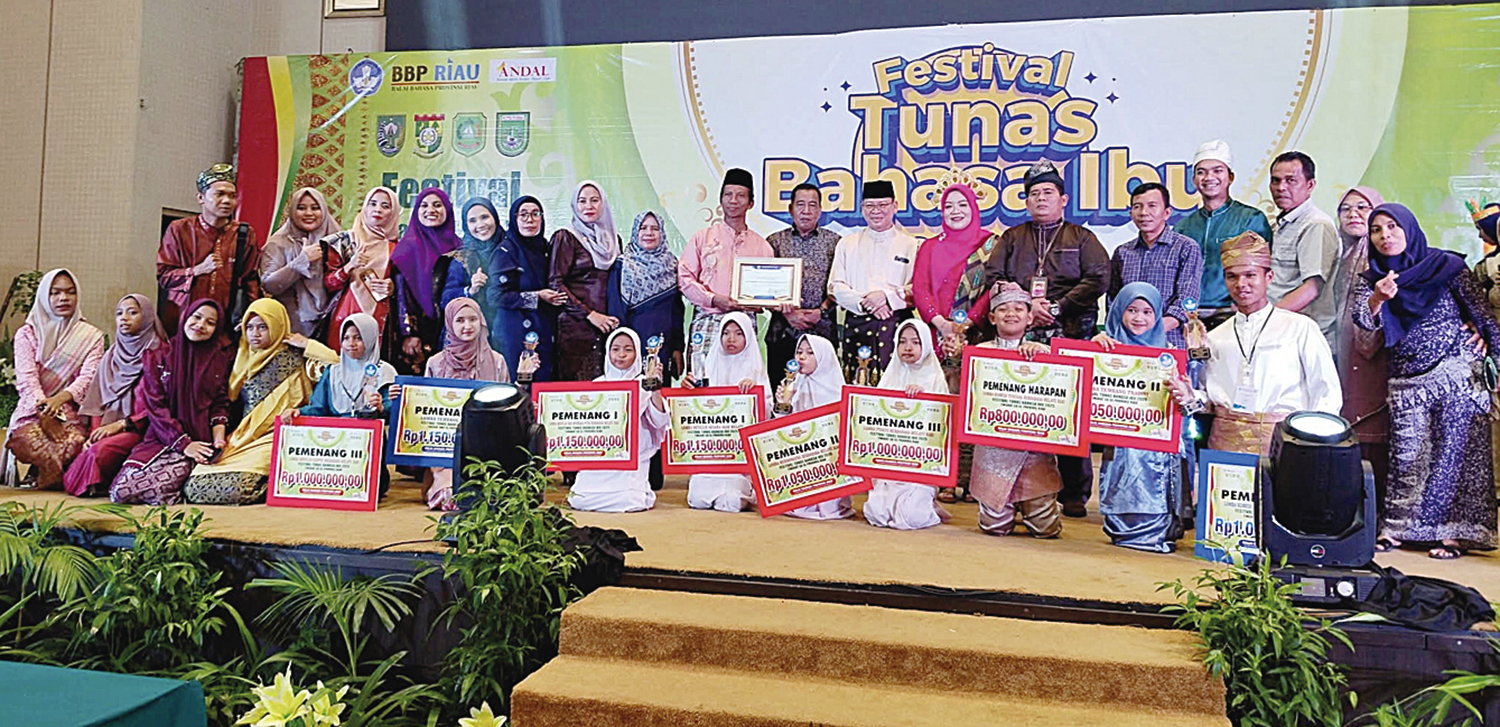 Kadisdikpora Rohul H Damri Poti (tengah) foto bersama dengan kontingen Rohul pemenang juara umum lomba FTBI tingkat Riau di Pekanbaru, Senin (10/11/2025).