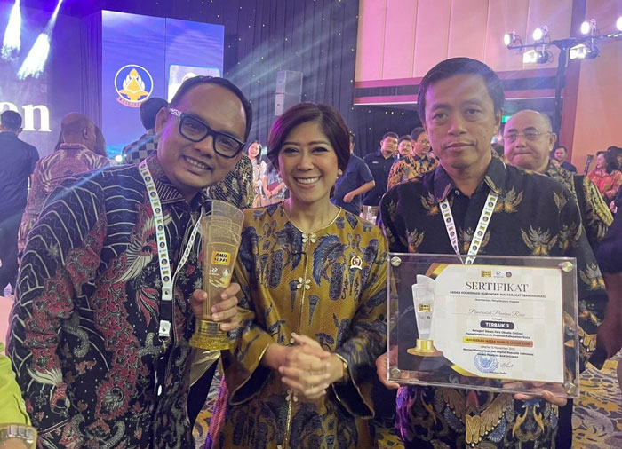 Plt Kepala Diskominfotik Riau Teza Darsa&nbsp;(kiri), Menteri Komunikasi dan Digital Meutya Hafid dan Kabid IKP Eriadi Fahmi foto bersama usai menerima penghargaan, Rabu (12/11/2025).