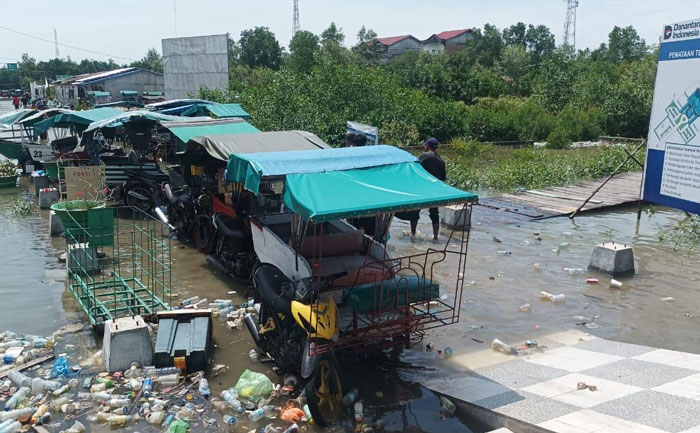 Genangan banjir rob di Pelabuhan Tanjung Harapan Selatpanjang, Rabu (12/11/2025).