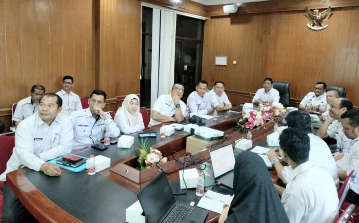 Wabup Rohul H Syafaruddin Poti bersama Sekda Muhammad Zaki pimpin rapat kordinasi percepatan persiapan hibah lahan pembangunan Gerai KDMP di ruang rapat kantor bupati, Rabu (12/11/2025).