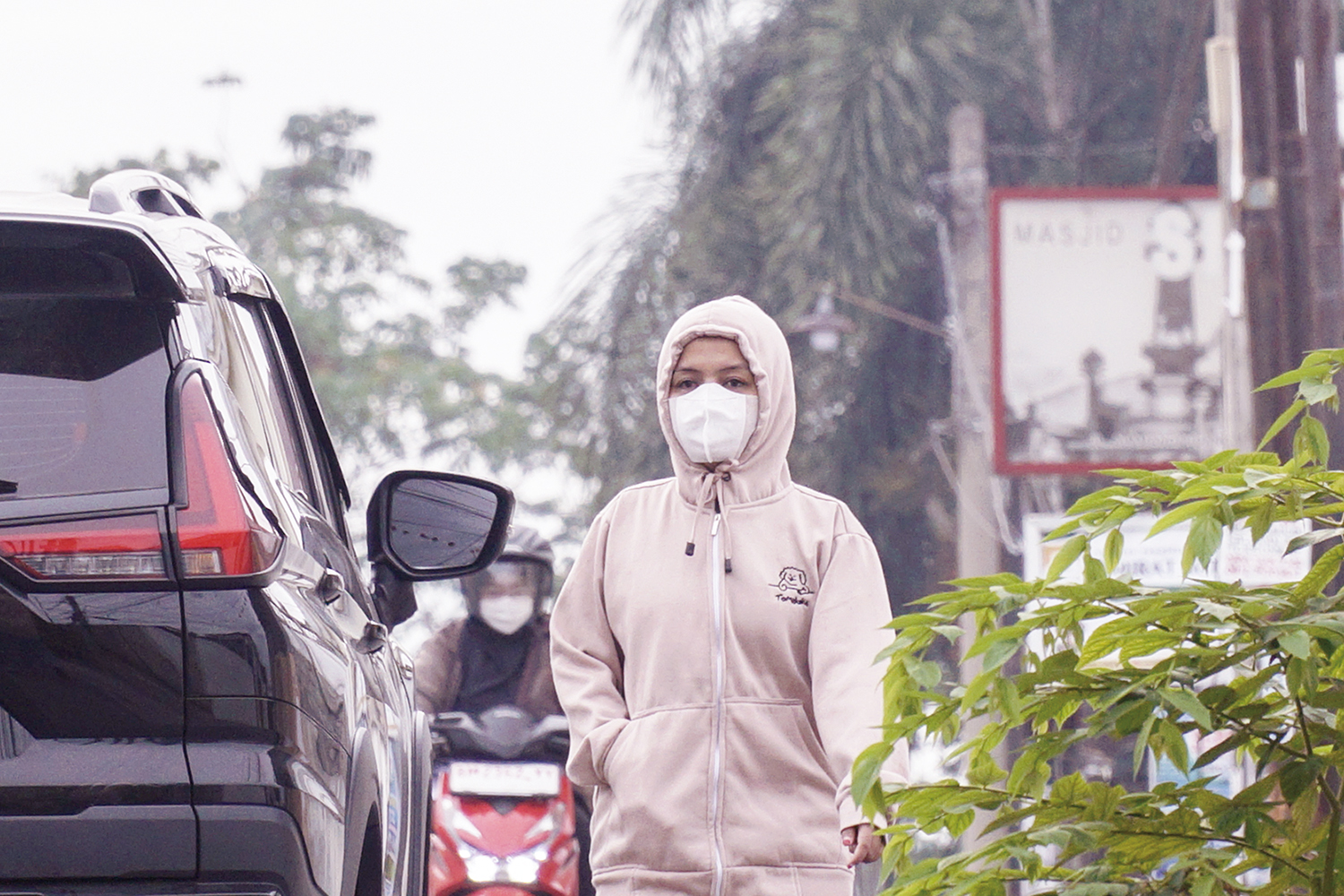 Warga mulai memakai masker ketika berada di luar ketika kabut asap tipis menyelimuti Kota Pekanbaru pada Rabu (12/11/2025) pagi. Ft: MHD AKHWAN/RIAUPOS