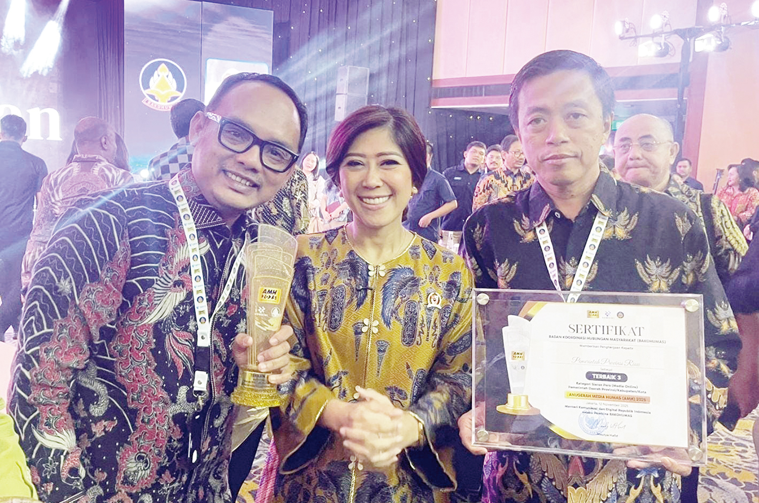 FOTO BERSAMA: Pelaksana Tugas Kepala Dinas Komunikasi, Informatika, dan Statistik Riau Teza Darsa&nbsp;(kiri) dan Kabid IKP Eriadi Fahmi foto bersama Menteri Komunikasi dan Digital Meutya Hafid usai menerima penghargaan di Jakarta, Rabu (12/11/2025).