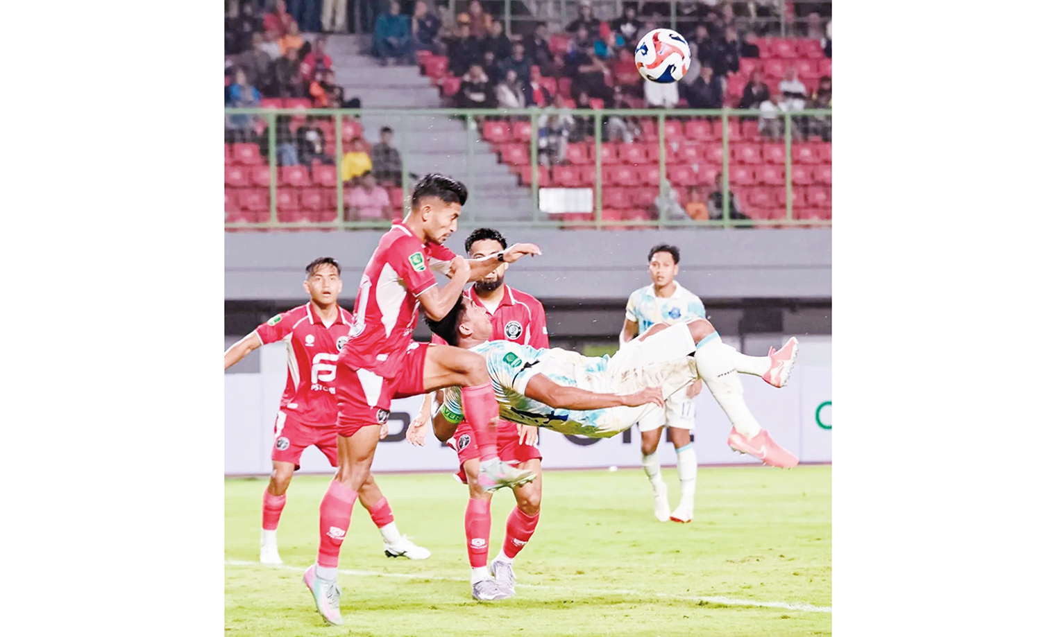 Kapten PSPS Ahmad Faris berduel dengan pemain FC Bekasi City dalam laga putaran pertama di Stadion Patriot Chandrabhaga, Bekasi.