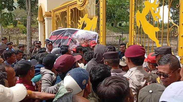 Massa Aliansi Mahasiswa dan Masyarakat Sungai Sarik serta Empat Kota Setingkai Lubuk Agung, mendobrak pintu gerbang Kantor Bupati Kampar, Kamis (13/11/2025).