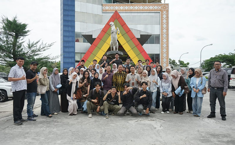 Foto bersama mahasiswa dan dosen FKIP Sejarah Unri dengan Redpel Pendapatan Riau Pos Syahrul Mukhlis, Yose Rizal dan Manajer Pemasaran Abdul Kadir Bey di depan Graha Pena Riau, Kamis (13/11/2025),