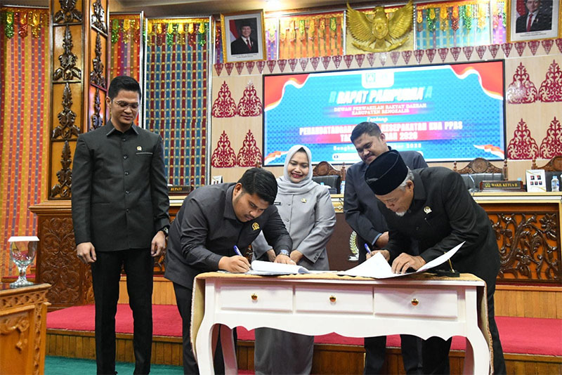 Bupati Kasmarni dan Ketua DPRD Septian Nugraha menyaksikan penandatanganan nota KUA-PPAS oleh Wakil Ketua M Arsya Fadillah, Hendrik Firnanda P, dan H Misno dalam Sidang Paripurna, Rabu (12/11/2025),