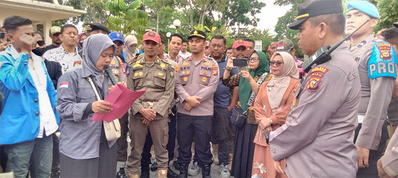 Wabup Misharti menemui massa aksi di Kantor Bupati Kampar.