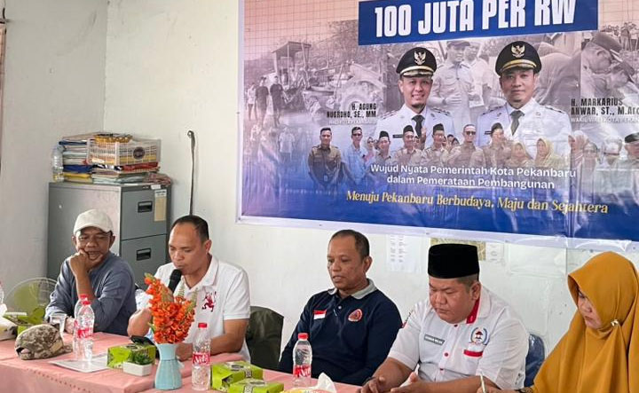 Camat, lurah dan Ketua RW di Pekanbaru menggelar musyawarah membahas program prioritas terkait Program Rp100 juta per RW baru-baru ini.