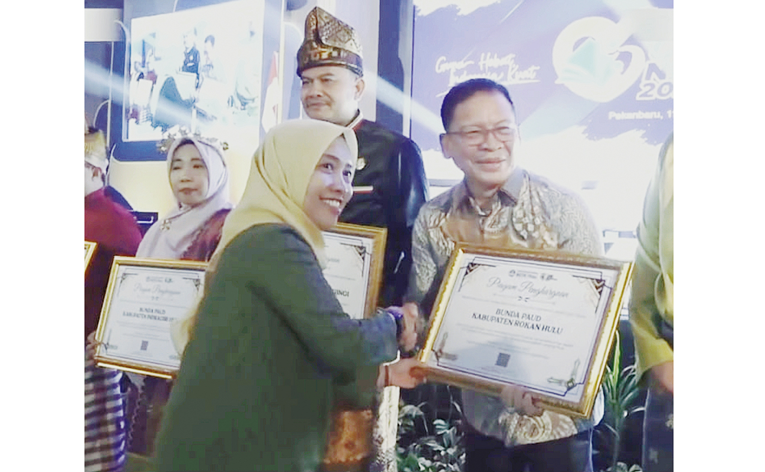 Kadisdikpora Rohul H Damri Poti SSos&nbsp;MAP mewakili Bunda PAUD Rohul dr Yeni Dwi Putri Anton menerima piagam penghargaan dari Kepala BGTK Riau Reisky Bestari&nbsp;dalam acara puncak apresiasi GTK Tahun 2025 di Pekanbaru, Selasa (11/11/2025) malam.
