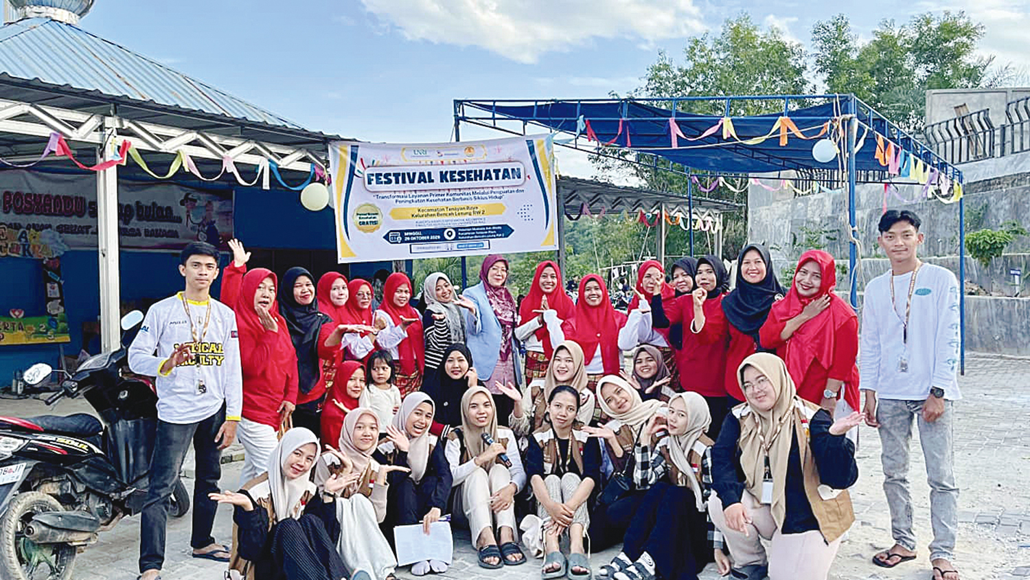 Dosen, mahasiswa Fakultas Keperawatan Unri foto bersama usai kegiatan pengabdian masyarakat di RW 02, Bencah Lesung, baru-baru ini.